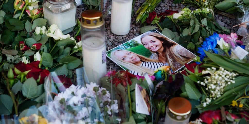 The flowers and candles with greetings to the slain Lisa Holm outside the cafe in Blomberg grew with each passing hour. Picture: Jonas Lindstedt